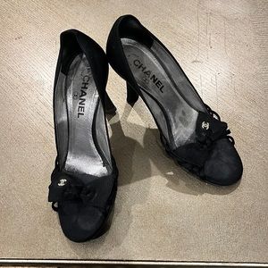 CHANEL PUMPS!!
